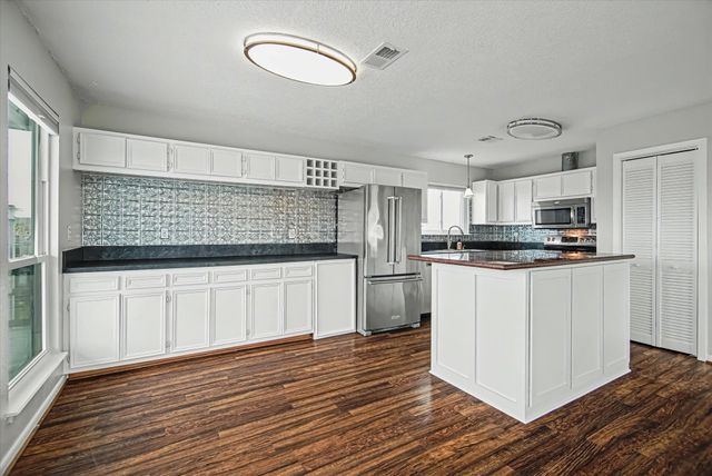 1190 Sailfish Street, Bayou Vista, TX 77563