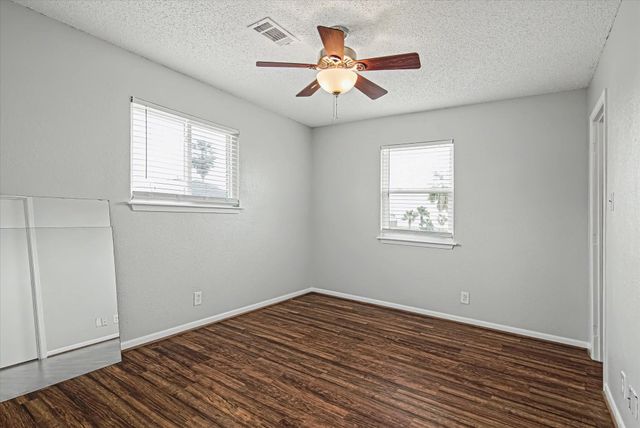 1190 Sailfish Street, Bayou Vista, TX 77563