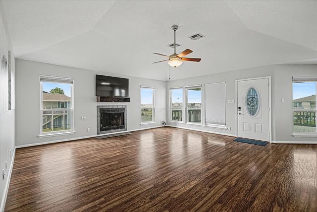 1190 Sailfish Street, Bayou Vista, TX 77563