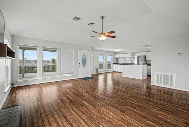 1190 Sailfish Street, Bayou Vista, TX 77563