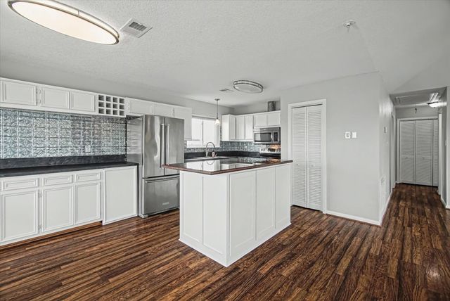 1190 Sailfish Street, Bayou Vista, TX 77563