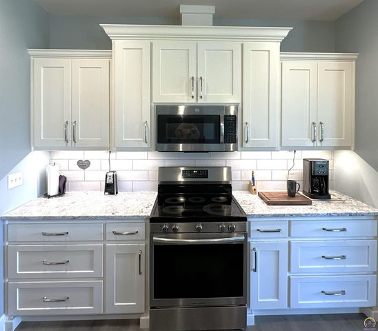 3220 SE Blackjack CIR, Topeka, KS 66609