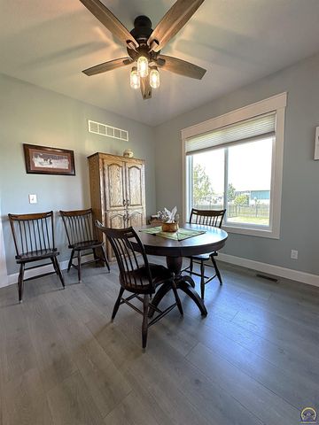 3220 SE Blackjack CIR, Topeka, KS 66609