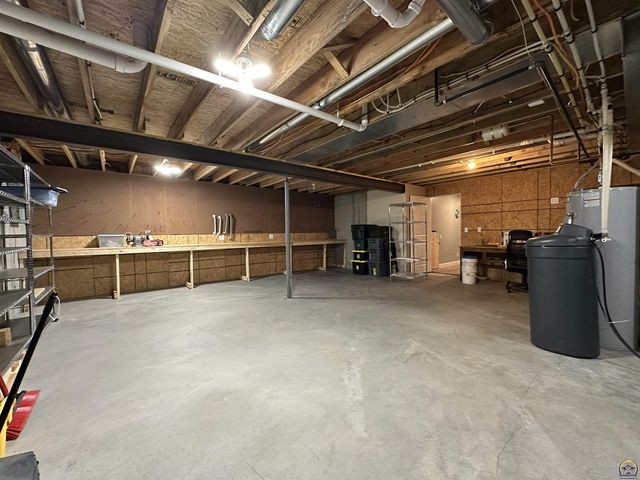 3220 SE Blackjack CIR, Topeka, KS 66609