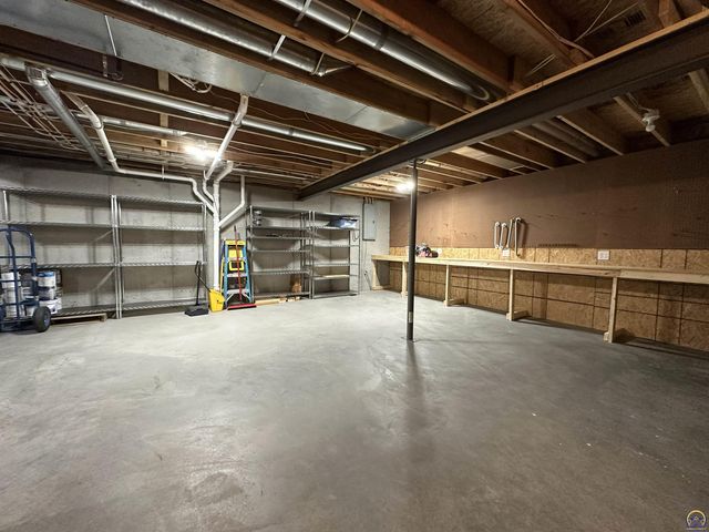 3220 SE Blackjack CIR, Topeka, KS 66609