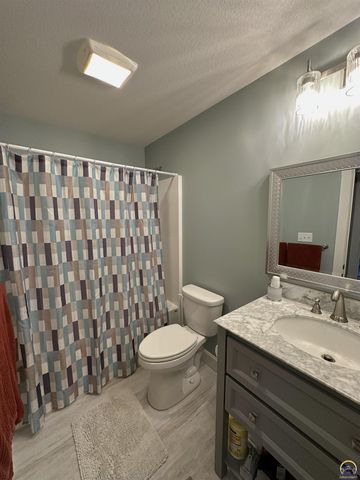 3220 SE Blackjack CIR, Topeka, KS 66609