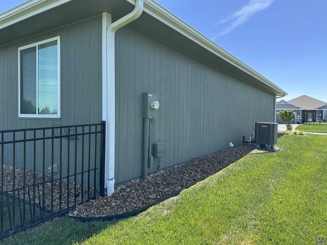 3220 SE Blackjack CIR, Topeka, KS 66609