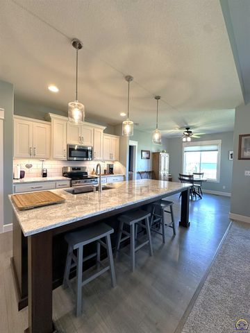3220 SE Blackjack CIR, Topeka, KS 66609