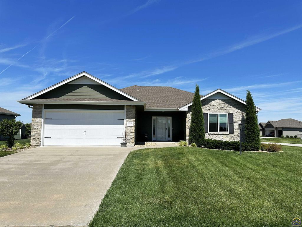 3220 SE Blackjack CIR, Topeka, KS 66609