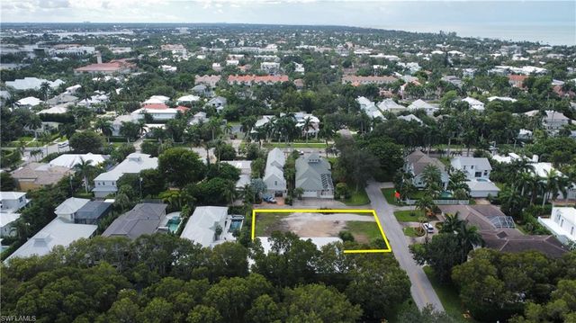 76 4th ST N, Naples, FL 34102