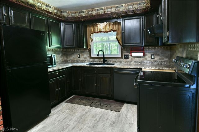 34 Hickory Trace Drive, Girard, OH 44420