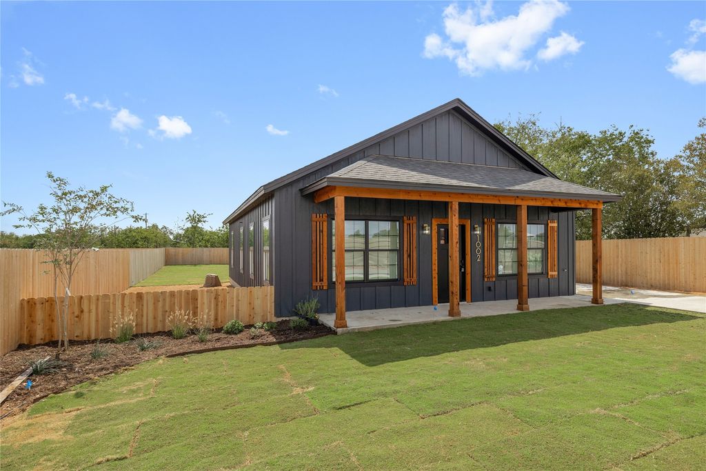 1004 E Highland, Comanche, TX 76442