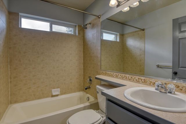 716 E Bonnie Lynn Ln, Colbert, WA 99005