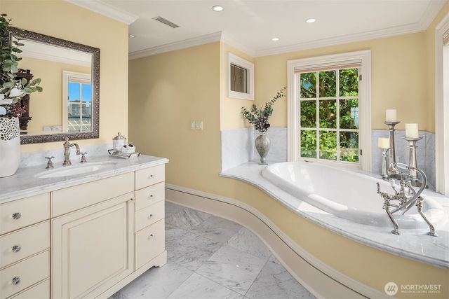 623 W Highland Drive, Seattle, WA 98119