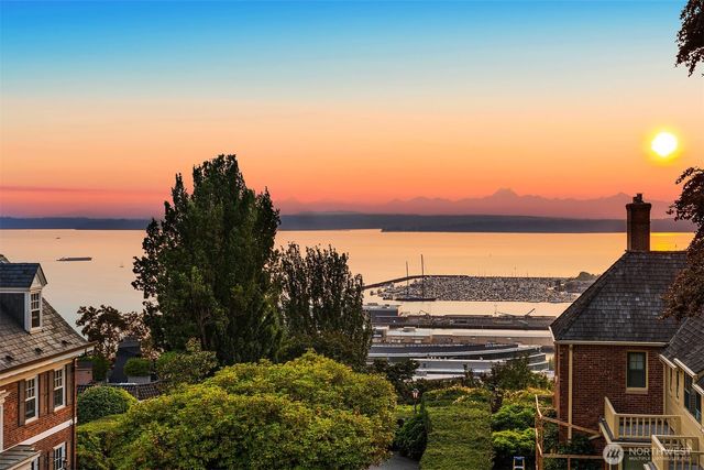 623 W Highland Drive, Seattle, WA 98119