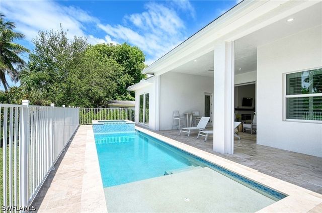 1114 6th LN N, Naples, FL 34102