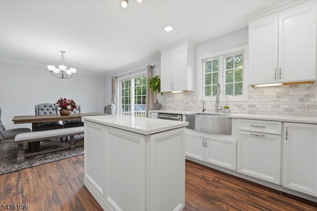 41 Harvey Ct, Clark Twp., NJ 07066
