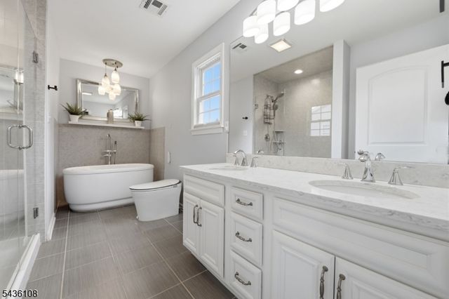 41 Harvey Ct, Clark Twp., NJ 07066