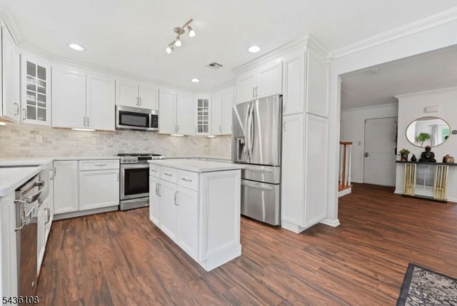41 Harvey Ct, Clark Twp., NJ 07066