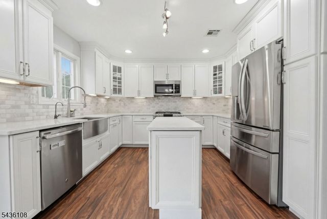 41 Harvey Ct, Clark Twp., NJ 07066