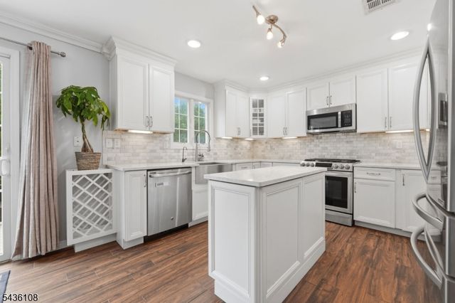 41 Harvey Ct, Clark Twp., NJ 07066