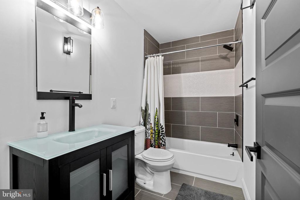Image 20 of property listing at 108 S WASHINGTON ST, Baltimore, MD 21231