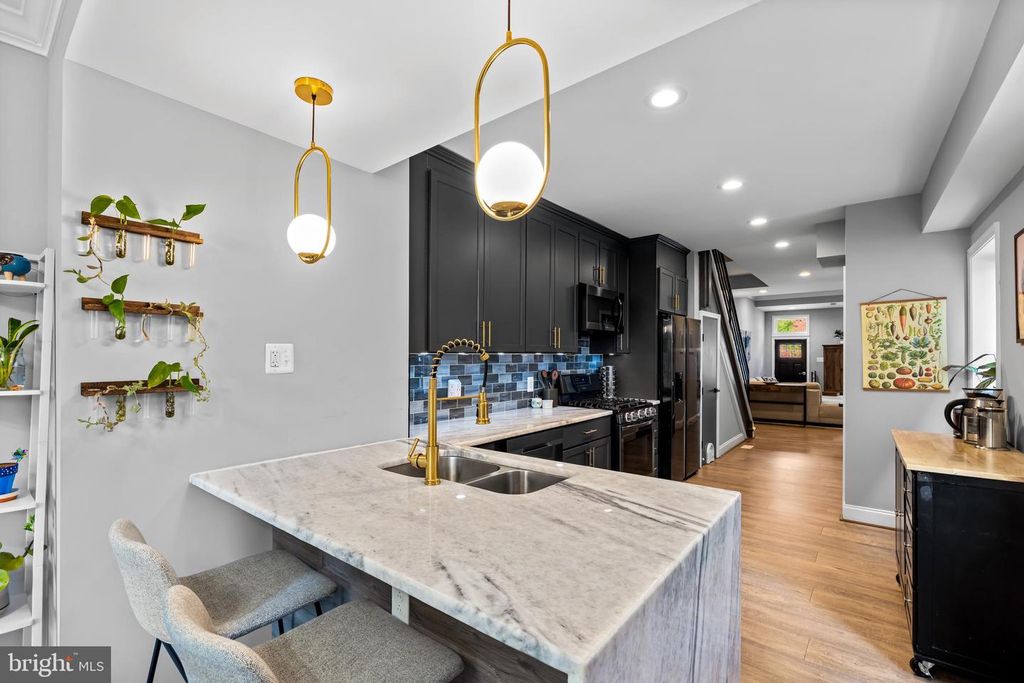 Image 6 of property listing at 108 S WASHINGTON ST, Baltimore, MD 21231