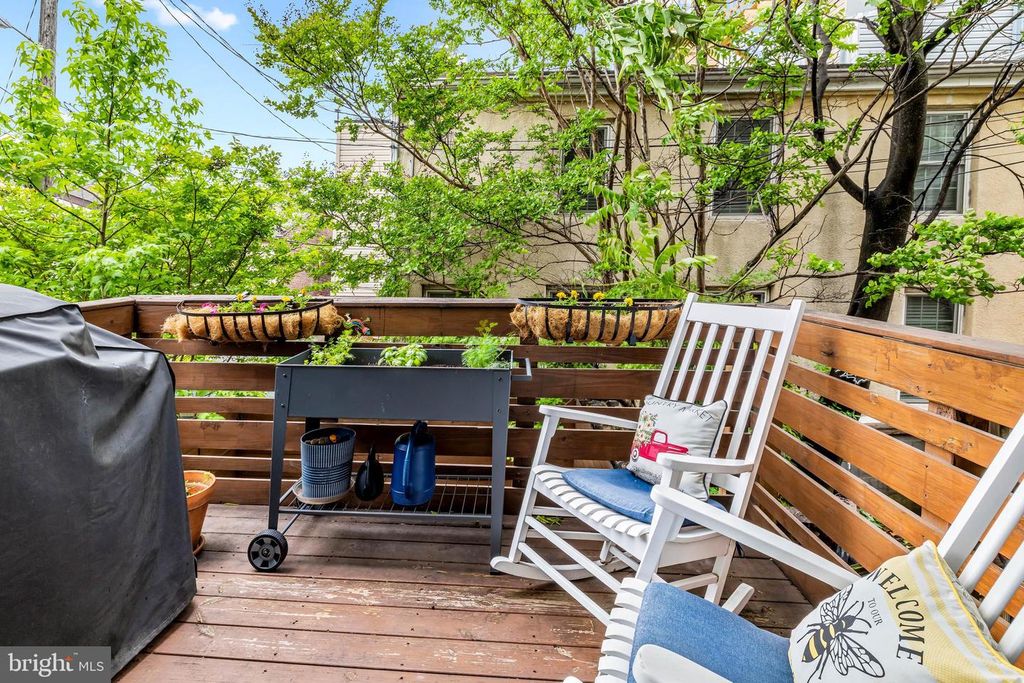 Image 8 of property listing at 108 S WASHINGTON ST, Baltimore, MD 21231