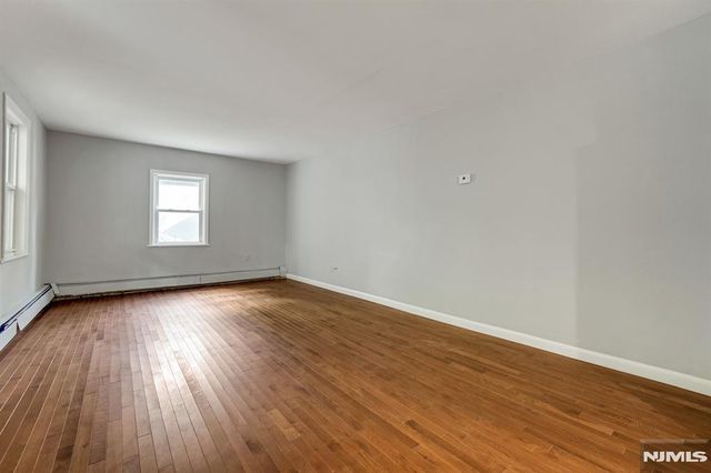 34 Oak Street, Bloomingdale, NJ 07403