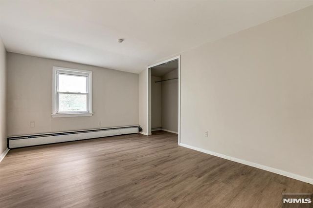 34 Oak Street, Bloomingdale, NJ 07403