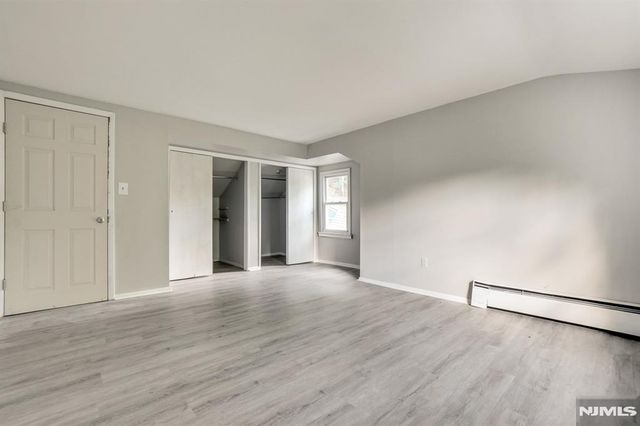 34 Oak Street, Bloomingdale, NJ 07403