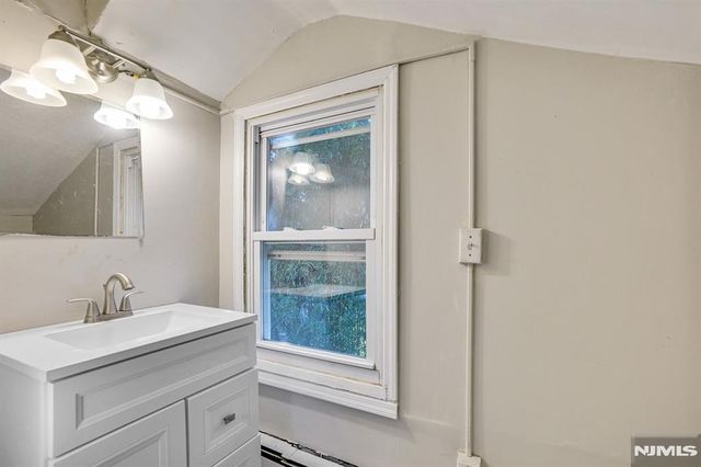 34 Oak Street, Bloomingdale, NJ 07403