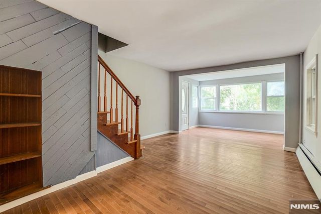 34 Oak Street, Bloomingdale, NJ 07403