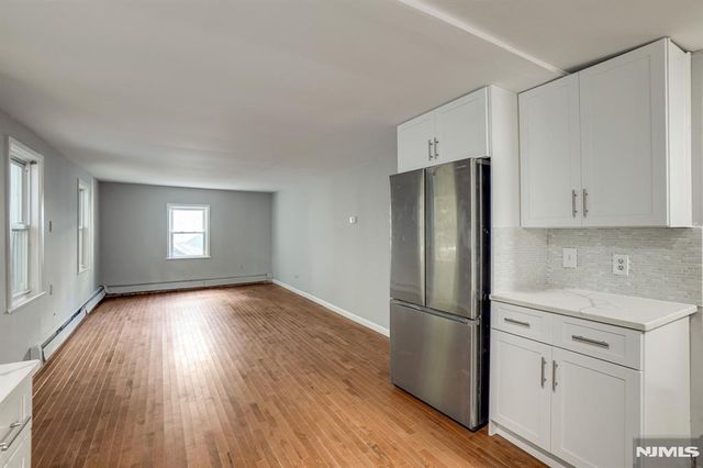 34 Oak Street, Bloomingdale, NJ 07403