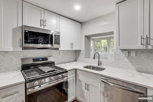 34 Oak Street, Bloomingdale, NJ 07403