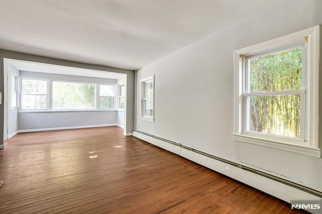 34 Oak Street, Bloomingdale, NJ 07403