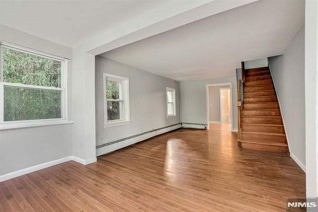 34 Oak Street, Bloomingdale, NJ 07403