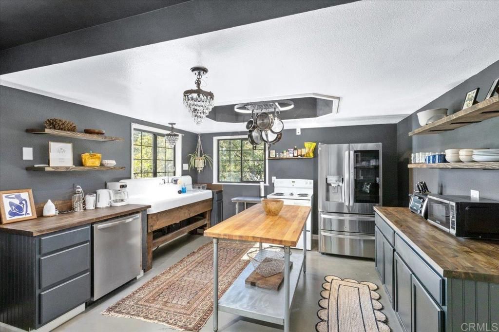 Image 10 of property listing at 40707 Intrepid Rd, Hemet, CA 92544