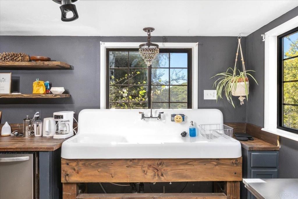 Image 12 of property listing at 40707 Intrepid Rd, Hemet, CA 92544