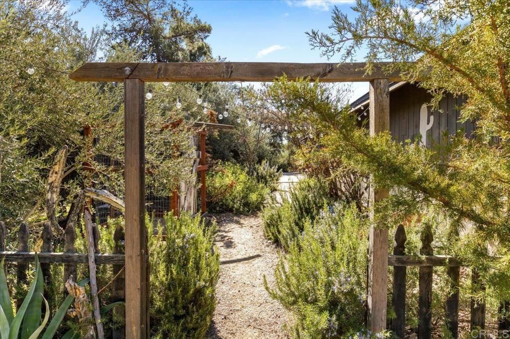 Image 2 of property listing at 40707 Intrepid Rd, Hemet, CA 92544