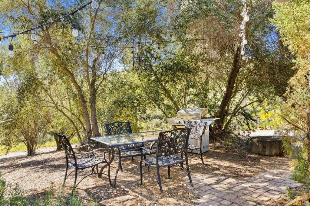 Image 5 of property listing at 40707 Intrepid Rd, Hemet, CA 92544