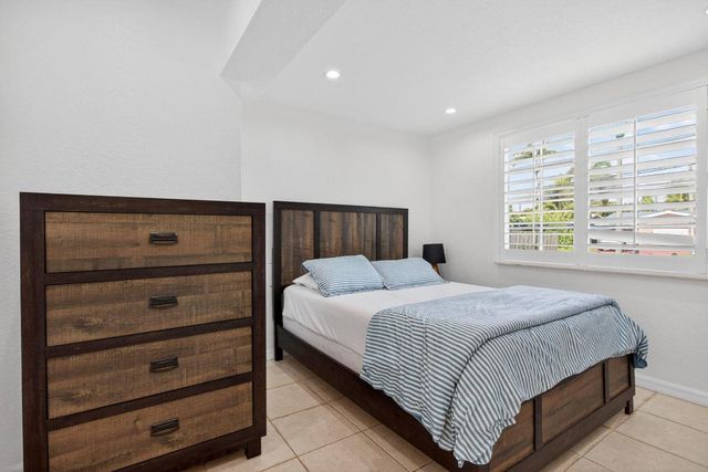 736 NE 34th Court, Oakland Park, FL 33334