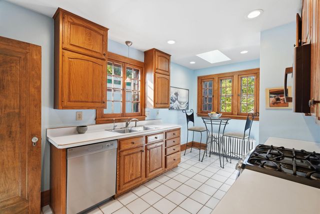 442 Mount Curve Boulevard, Saint Paul, MN 55105
