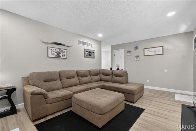 2425 Lindsay Lane, Florissant, MO 63031