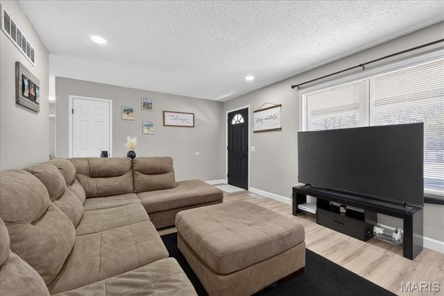 2425 Lindsay Lane, Florissant, MO 63031