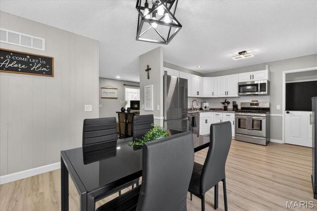 2425 Lindsay Lane, Florissant, MO 63031