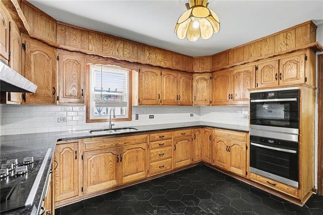 2122 Summit Street, Kansas City, MO 64108