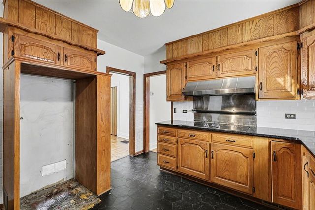 2122 Summit Street, Kansas City, MO 64108