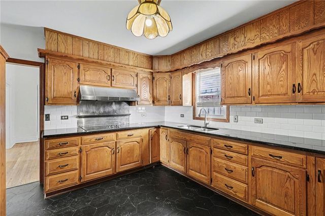 2122 Summit Street, Kansas City, MO 64108