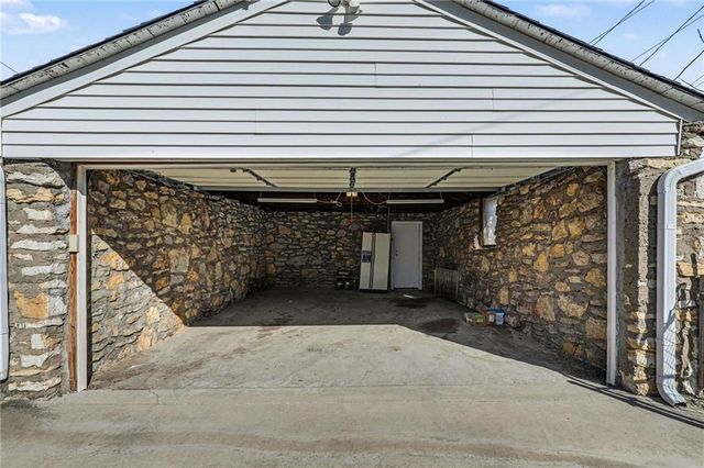 2122 Summit Street, Kansas City, MO 64108